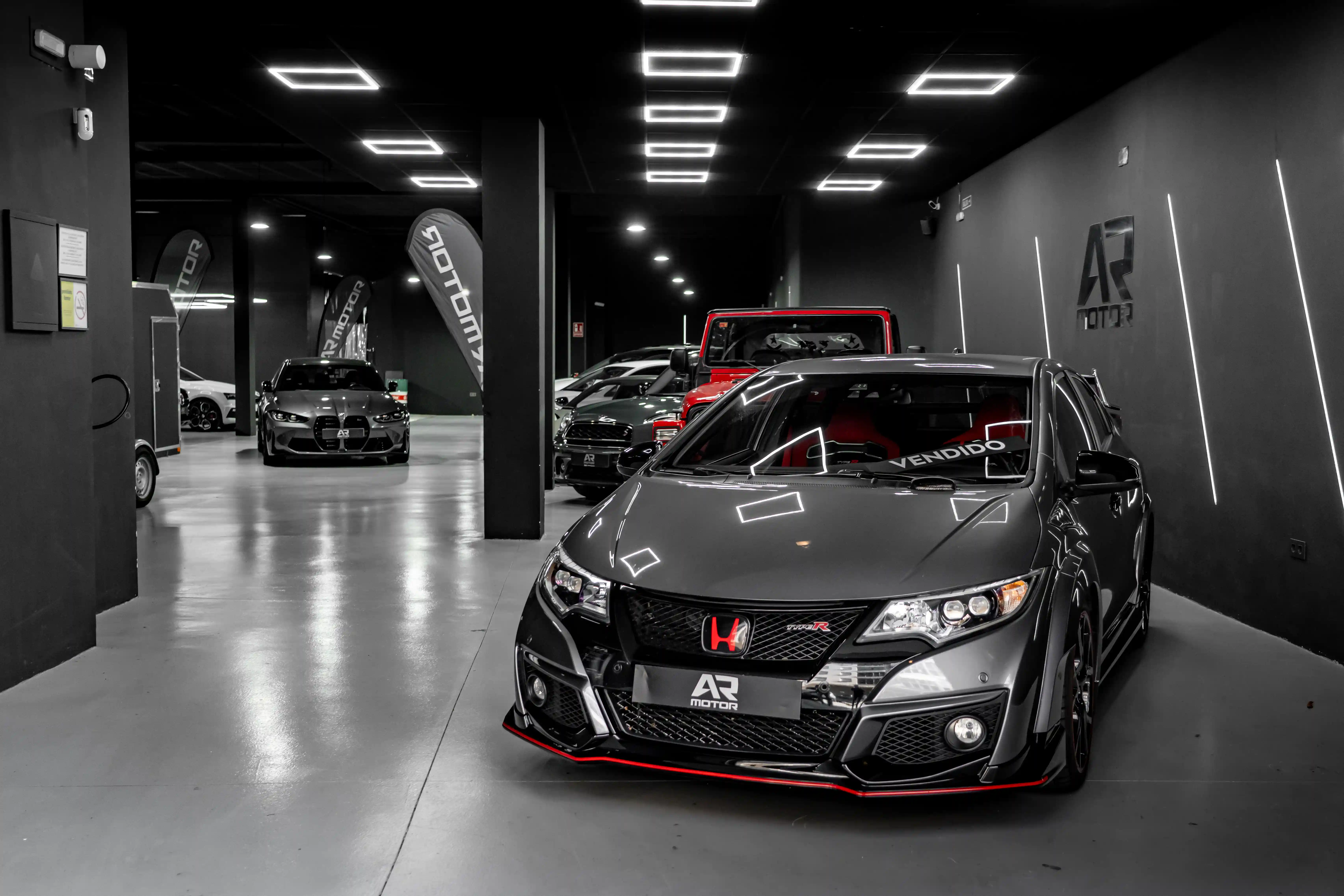 Audi RS6 Avant blanco en el showroom de AR Motor en Ourense